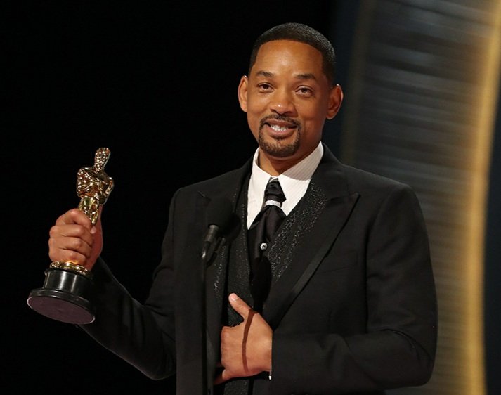 SkynyLynyrd's tweet photo. Why is Will Smith doing the old hidden hand gesture with his tainted Oscar? https://t.co/jIq1TmGgvE