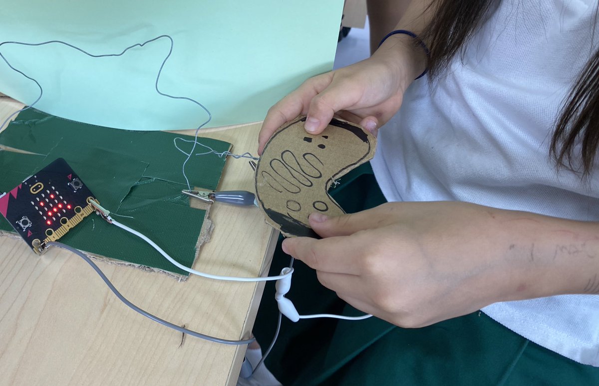 KLASS_Computing's tweet image. Y6 wire concentration games. Coded to ‘buzz’ & decrease your health by 1 each time you hit the wire.