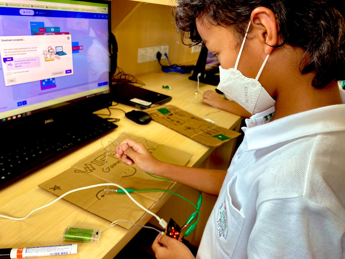 KLASS_Computing's tweet image. Y6 wire concentration games. Coded to ‘buzz’ & decrease your health by 1 each time you hit the wire.