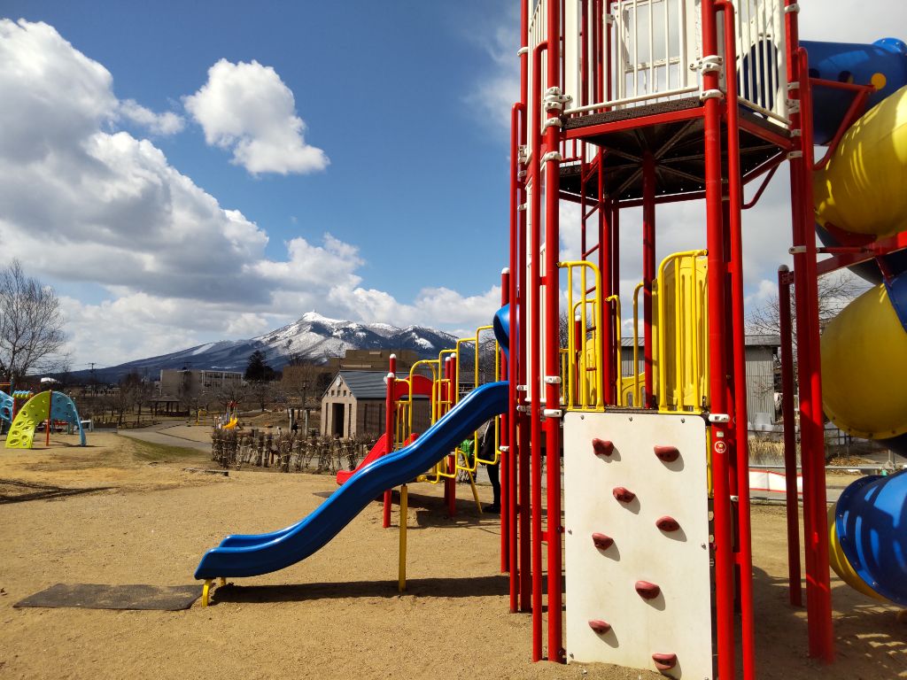 むつ市都市計画 2401 金谷公園遊具開放 お待たせしました 先ほど開放しました トイレや手洗いも使えるようになりました 春は嬉しいですね ターザンロープは使用できません リニューアルまでもう少しお待ちください 他公園の遊具も順次開放し