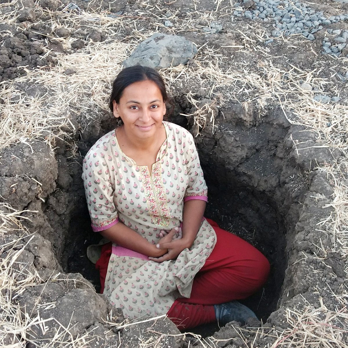 jeevantikaf's tweet photo. This is how we measure pits for planting trees 👧 📐

#treeplanting #pits #digging #plantingtrees #planttrees #clay #saplings #foodforest #permaculture #growtrees #moretrees #reforestation https://t.co/PMuaWjtMLB