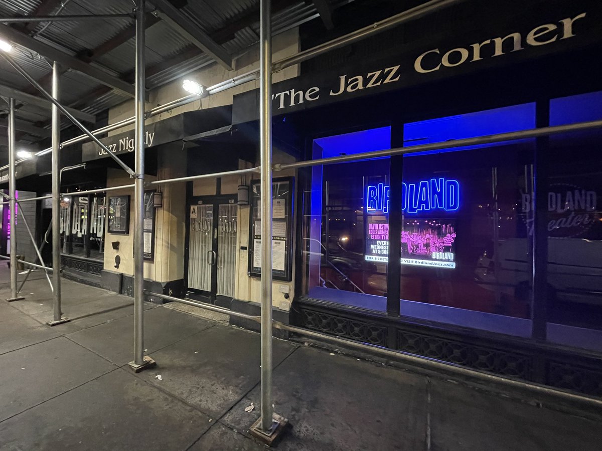 TheDroyd's tweet image. Stepped in a nice big juicy puddle tonight. I love you too New York! ❤️🍎