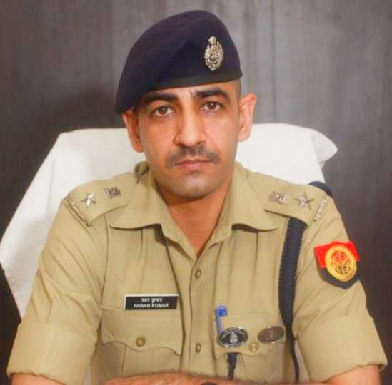 TejveerAluna's tweet photo. @myogioffice      @UPGovt @dgpup @Uppolice @IpsYashveer @akashtomarips @nsvirk  उ.प्र सरकार द्वारा एक ईमानदार,अपने देश,कर्तव्य के लिए समर्पित अधिकारी को निलंबित करना दुर्भाग्यपूर्ण है ऐसा करने से अच्छे सच्चे ईमानदार अधिकारियो के मनोबल पर असर पड़ेगा,सरकार फैसले पर पुनर्विचार करे, https://t.co/Y0Y3FJKtAc