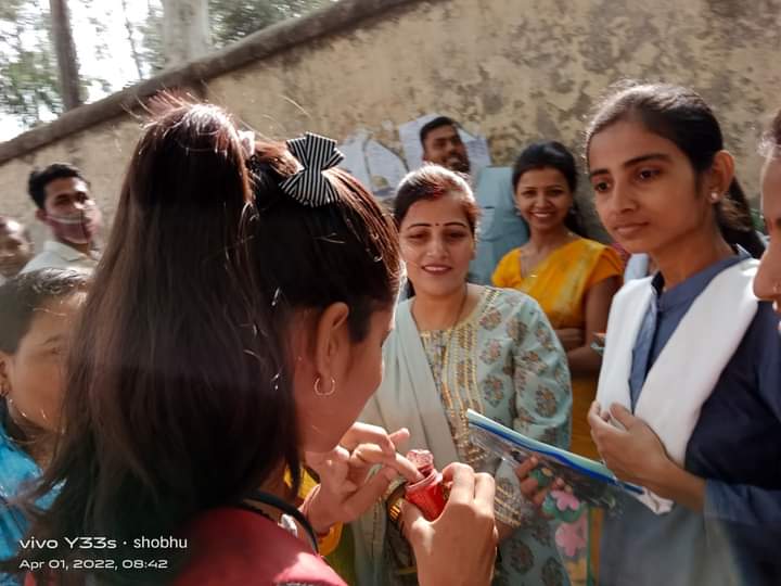 ABVPUNNAO's tweet photo. @ABVPVoice @Abvp4Awadh
#अखिल_भारतीय_विद्यार्थी_परिषद उन्नाव के कार्यकर्ताओं ने #DSN_PG_COLLEGE_UNNAO में आयोजित B. Ed. की परीक्षा में सम्मिलित हो रहे परीक्षार्थियों के उज्जवल भविष्य की कामना के साथ उन्हें तिलक लगाकर शुभकामनाएं प्रेषित की गईं l https://t.co/50MHyEO6qe