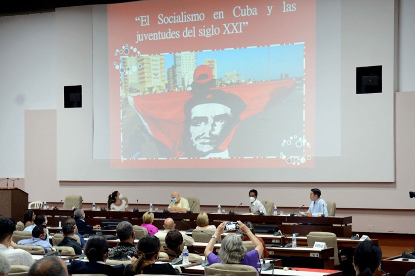 Concluimos un Congreso que mucho aporta para el diseño de la política integral de atención a la niñez y las juventudes en la que trabaja #Cuba. Gracias a <a href="/JLBrocheLorenzo/">Jorge Luis Broche Lorenzo</a>, miembro del Secretariado del Comité Central del <a href="/Partido/">partido</a>, por compartir nuestros desafíos. #VamosConTodo