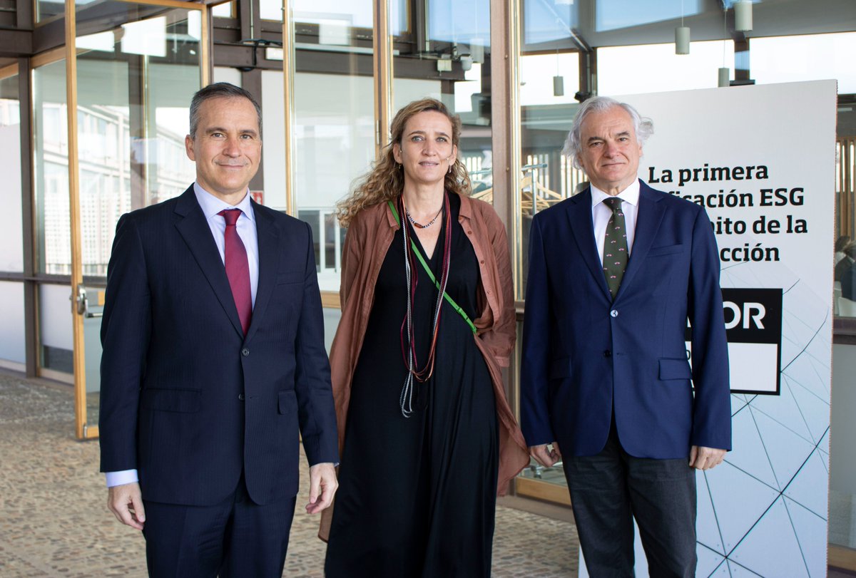 AENOR's tweet photo. Hoy contamos con reconocidos expertos para presentar el sello Edificio Sostenible de AENOR, la primera certificación de la industria de la construcción basada en criterios ESG: medioambiental, social y de gobernanza. 
#EdificioSostenible #ESG #sostenibilidad #AENORConfía https://t.co/ijju5EWVxh