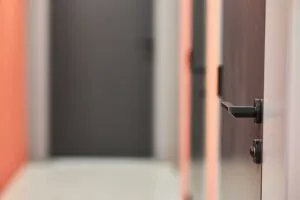 De Kliniek Intensieve Behandeling (KIB) van <a href="/ggz_arkin/">Arkin</a> in Amsterdam, gaat volgende maand de deuren sluiten vanwege het gebrek aan personeel. Dat is de 3e locatie van een gezinstelling die in korte tijd gaat sluiten!   buff.ly/3iXvTs1