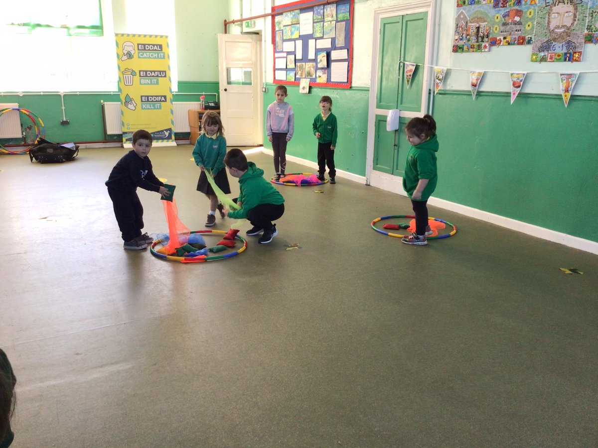 YsgolCarwe's tweet photo. Ymarfer ein sgiliau neidio, cerdded, sgipio a rhedeg yn sesiwn Actif @sportcarms ⚽️
#ymarfercorff #cadwniach https://t.co/Y6lAIMeIgp