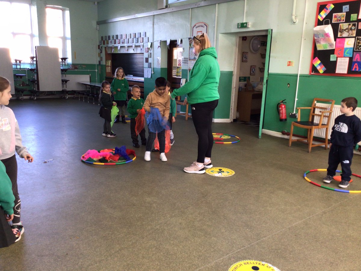 YsgolCarwe's tweet photo. Ymarfer ein sgiliau neidio, cerdded, sgipio a rhedeg yn sesiwn Actif @sportcarms ⚽️
#ymarfercorff #cadwniach https://t.co/Y6lAIMeIgp