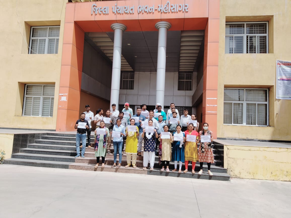 Mahisagargrams1's tweet photo. પાનખરમાં જે તમારી પાસે રહી શકે,
એ જ તમારી વસંતના હક્કદાર હોવા જોઈએ
#RestoreOPS_likeRajasthan
@CMOGuj
@bhupendrapbjp
@FixpayTeam
@nopruf_Guj
@GujaratTalati
@FixpayAdhyapak
@Rakes_Kantharia
@Jashvantdabhi1
@divyeshpanchal
@sandeshnews
@tv9gujarati 
@VtvGujarati https://t.co/BRkUiWyC1q
