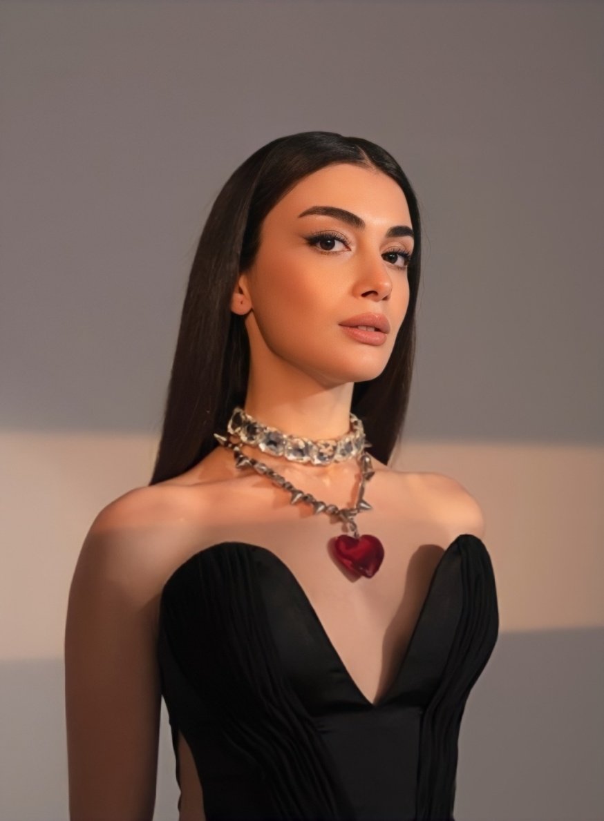 Özgem İlhanın aldigi güllerle fotoğraf çekimine katılmış diye yorumladim🔥🔥
#İlBüş #Baba #ÖzgeYağız