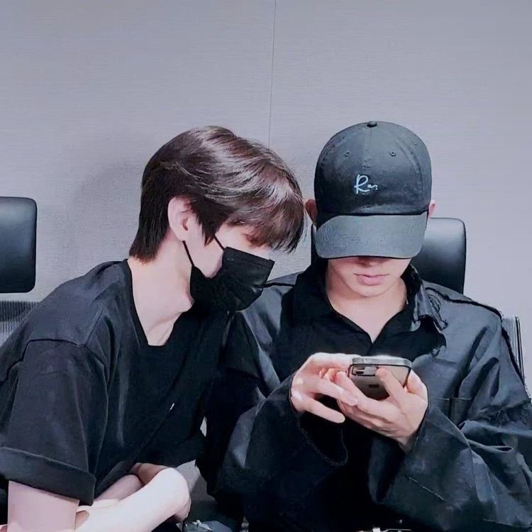 คุยกับใคร มีคนอื่นใช่มั้ย แค่เค้าม่พอเหรอ ทำไมต้องไปหาคนอื่นด้วย ชอบมากใช่มั้ย ก้ได ไปเลยนะ เทอไปเลย ม่ต้องไป เค้าล้อเล่น กรี๊ด เทออย่าไปนะ