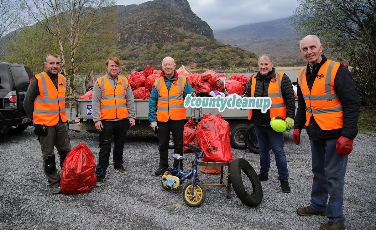countykerry's tweet photo. Thousands of volunteers will take part in the 10th Annual County Clean Up across #Kerry on Saturday 2nd April
All road users should slow down and expect to see volunteers collecting litter across the county
Best wishes to everyone for a great day
#CountyCleanUp @kwd_official https://t.co/G7oqep3VBQ