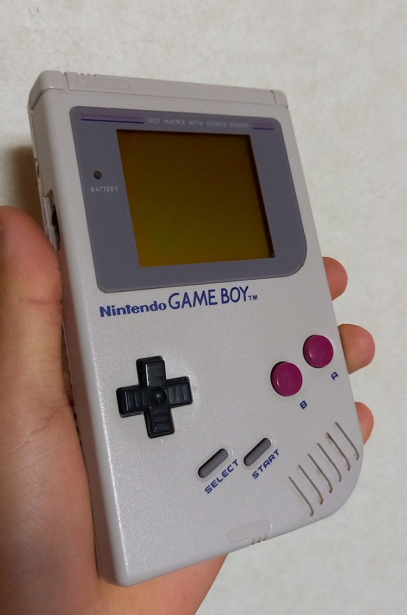 1986STARSOLDIER's tweet photo. 乾電池が切れそうになるとヒヤヒヤしながら遊んだゲームボーイ。
真夜中に布団の中で意地でも遊んだゲームボーイ。
通信ケーブルを使って友達と遊んだゲームボーイ。
ゲームボーイカラーが出て徐々に使われなくなったゲームボーイ。
今となっては初代ゲームボーイはお宝である。 https://t.co/SMy3U2EcHS