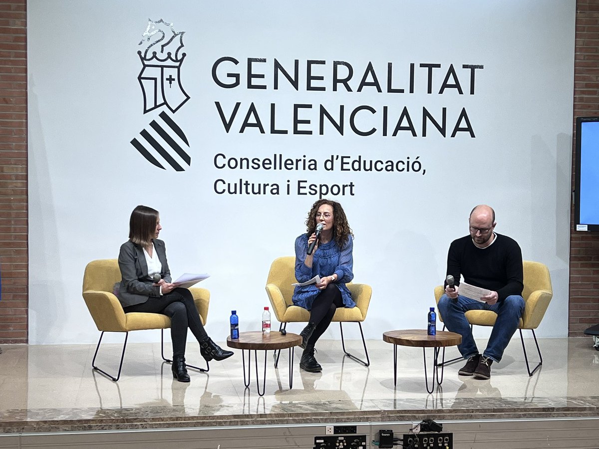 XimoMas_'s tweet photo. @RaquelAnGi @GVAeducacio @martinezsilvia_ @VicentMarza @anaanferp @luismdomenech @suniblau @cristinamayl @CariPomares @sborras69 Inés Tomás (CEIP Sant Vicent Ferrer de Llíria) i Jordi Bosch (Col.legi Santiago Apóstol de València) ens parlen de la importància del treballar amb les famílies des d’una perspectiva comunitària. https://t.co/Sg0YdTN0aP