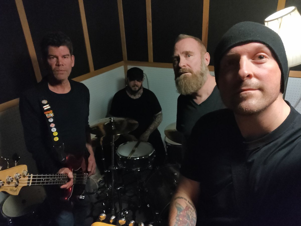 WahlstromThomas's tweet photo. "Det heter inte idoit, det heter idiot..." Men vi heter IDOIT! #punk #idoit #denenfaldigemördaren #punkpåsvenska #oldschool https://t.co/MkML1SNSds