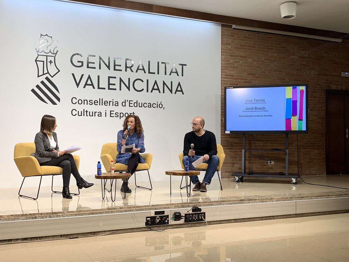 RaquelAnGi's tweet photo. La companya @AgustiInes i el company @jordiboschlda ens expliquen com treballem amb les famílies i les impliquen en les decisions dels centre. Treball en equip i coordinat. https://t.co/nYUgMFNf5q