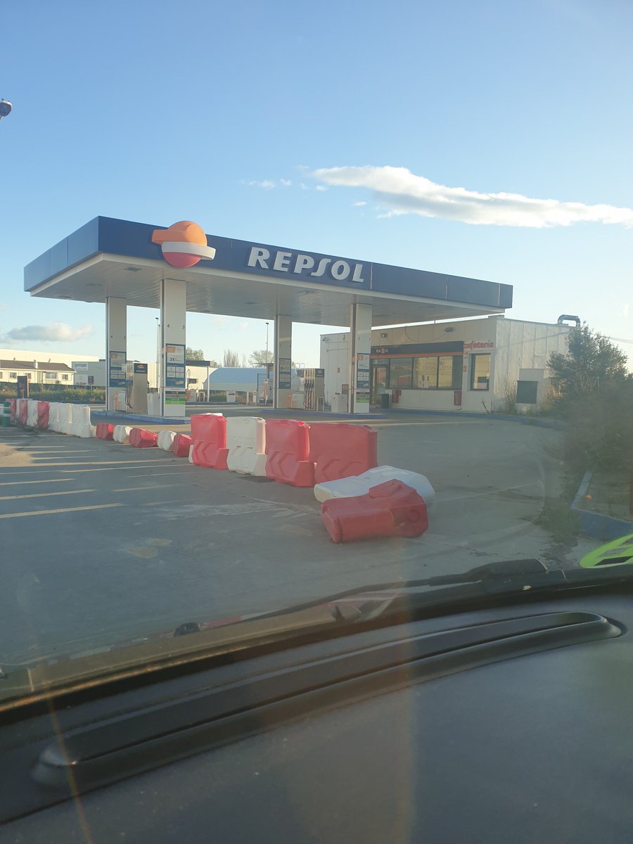SANDRAGC3's tweet photo. Está muy bien planteada la idea @Repsol el problema es que no he encontrado ninguna abierta!! Un desastre todo 🤬 https://t.co/G7jpwxG9cn