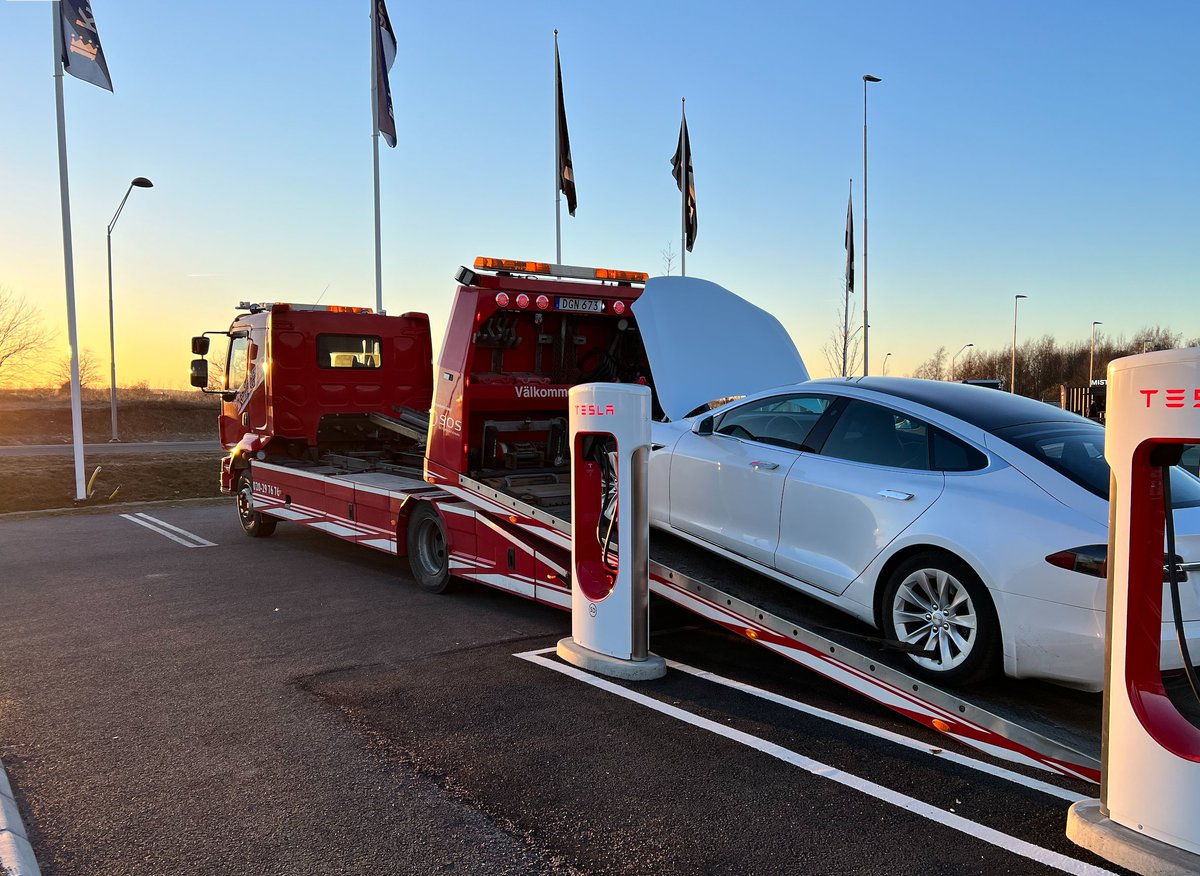 SimonSonnby's tweet photo. So my Tesla MS 2020 had to be towed due to a warranty issue on the battery. Two days later I received a replacement car. An early Model 3 with dents, an unapproved belt on the front passenger seat, and a non-functioning TPMS. https://t.co/gaTWSIvu11