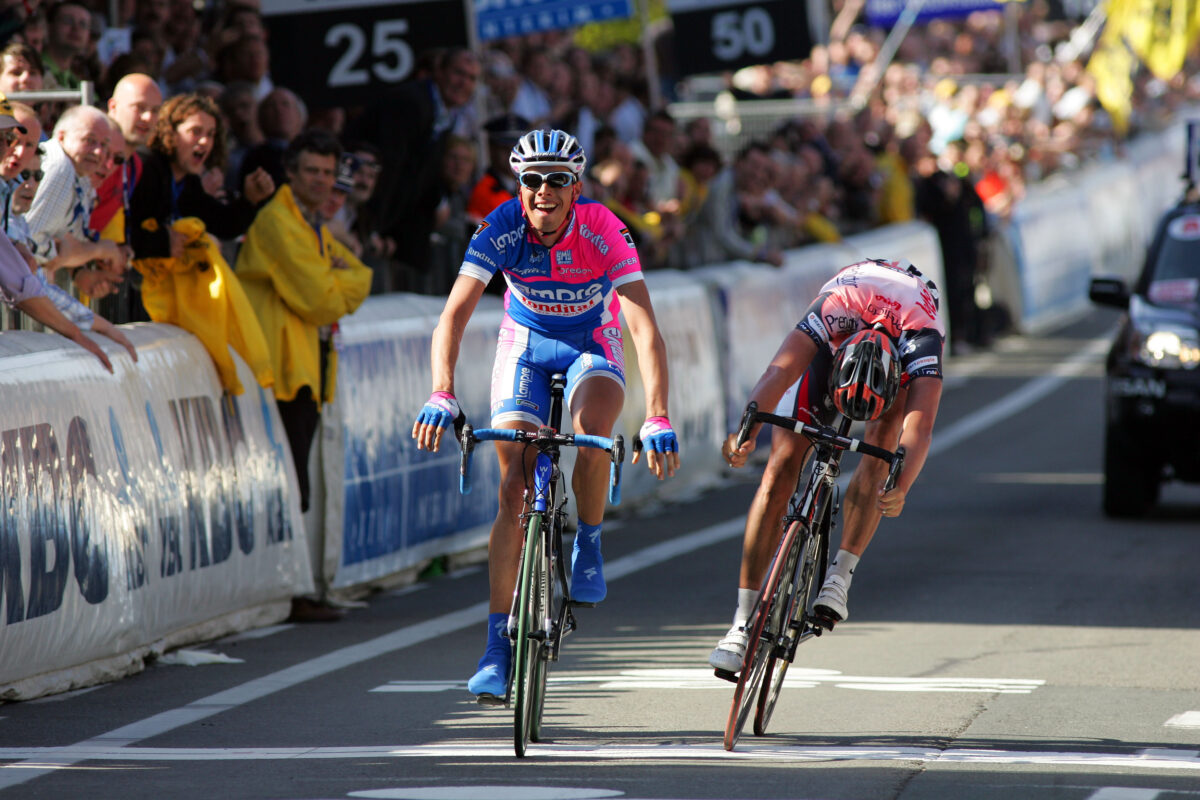 FuoriCorsa's tweet photo. Con l’avvicinarsi dell’appuntamento col #GirodelleFiandre, la mente scivola alla giorno di Pasqua di 15 anni fa quando il nostro #alessandroballan riuscì a far sua la corsa più amata dai fiamminghi.

Video intervista qui⬇️
https://t.co/1YGtN7OQHI

#RondevanVlaanderen #woutvanaert https://t.co/LBpDWF2PEW