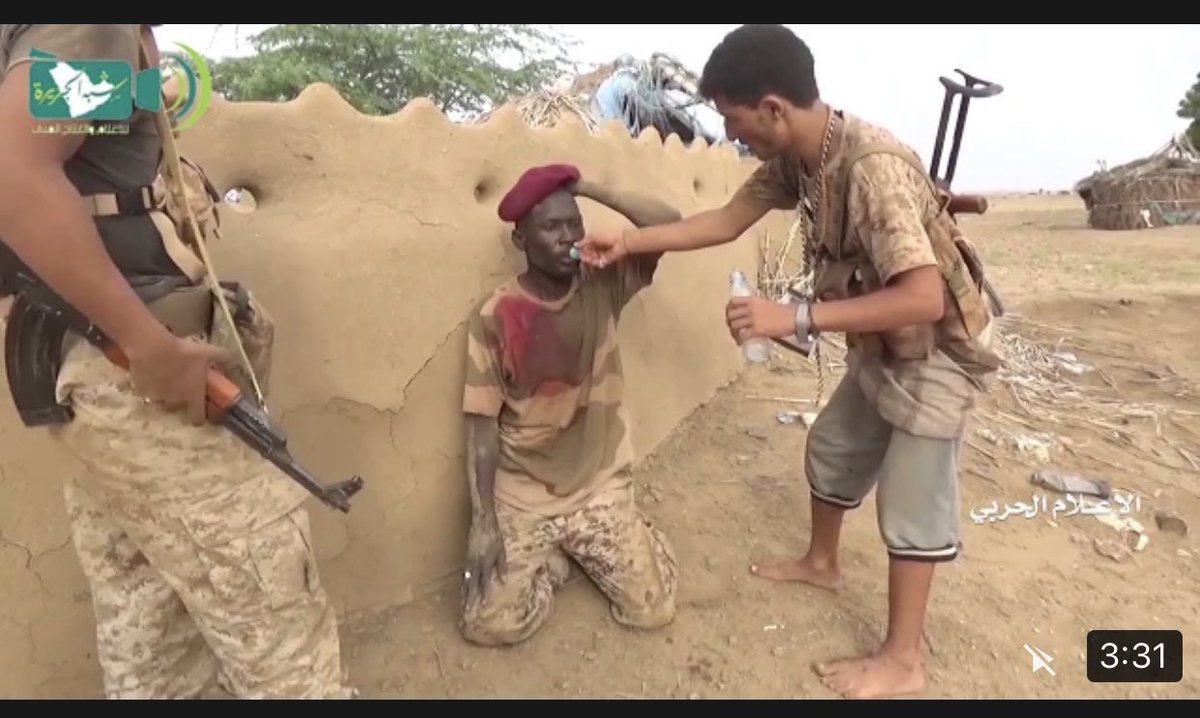 mutasim_M12's tweet photo. ما يحدث في السودان ليس حرباً و انما جرائم ضد الإنسانية، أخطر ما فيها ربما أن يعتادها الناس حين تطول فتصبح جزءاً عادياً من حياتهم.
مقارنة تعامل الحوثيين في اليمن مع مرتزق سوداني اسير و تعامل مرتزقة كتائب الظل في الخرطوم مع مواطن اعزل بعد ضربه و طعنه
#مليونية6أبريل 
#السودان https://t.co/z0Ddy1GVS8