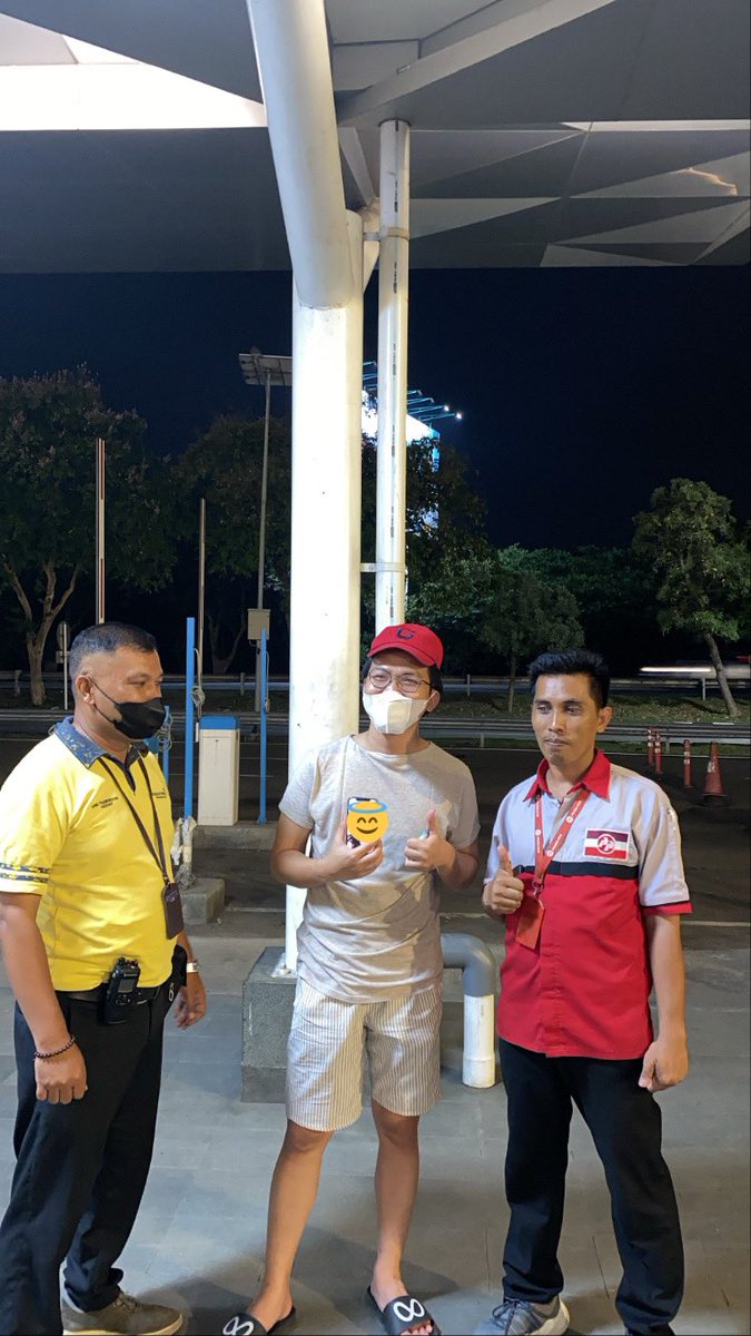 SAYAPHATI_IG's tweet photo. Dan ini hp aku tepat dijam 12 hp nya sudah ada 🥺 dan yg baju merah itu bapak titipin hpnya 😭 doain ya aku mau kebandara kasih rezeki buat bapak https://t.co/9NMggy6vIk