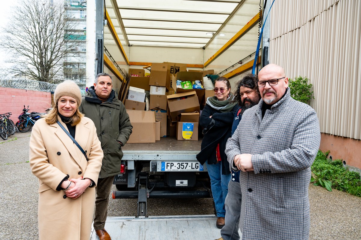 aubervilliers93's tweet photo. Le 31/03, @francletkarine a pu apprécier la générosité des habitants par leurs dons, en présence d'Alteralia, pour les réfugiés ukrainiens à la frontière roumaine. 10 m3 ont été récoltés @CampusCondorcet et à l’Hôtel de Ville.
#Aubervilliers #SolidariteUkraine 🇺🇦 https://t.co/RcbHa4ms5c
