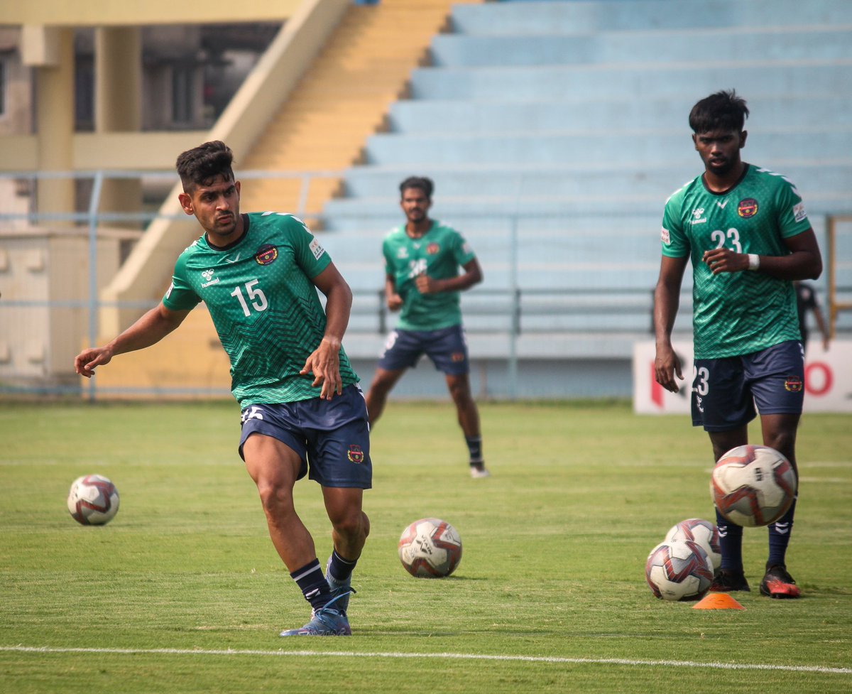 mumbaikenkrefc's tweet photo. Warm-up ✅
Kick-off 🔜

#GoKenkre #SDECKEN
#AaplaKenkre #HeroILeague https://t.co/rvODpTttCI