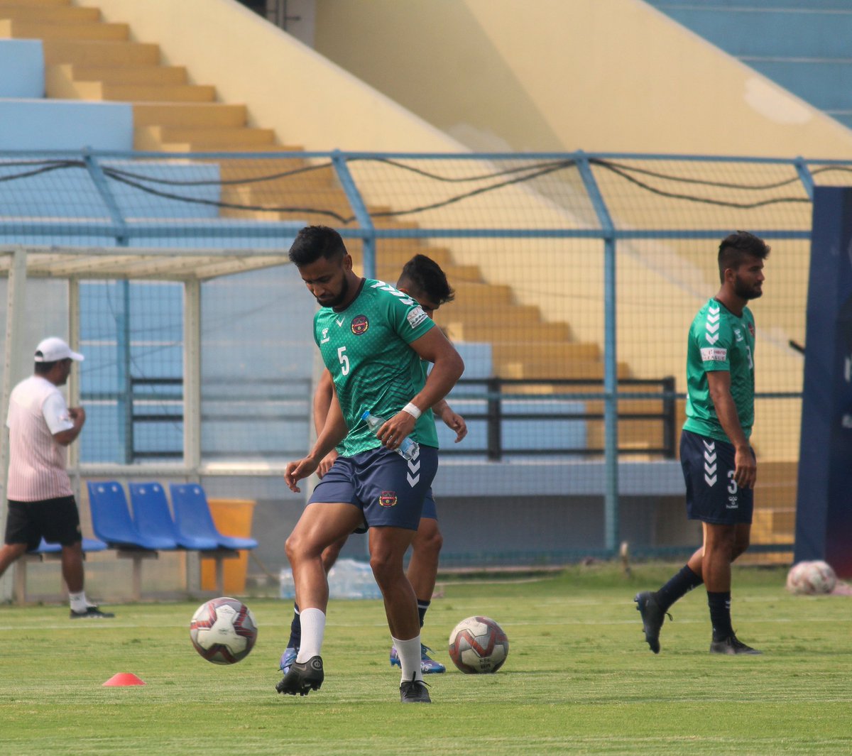 mumbaikenkrefc's tweet photo. Warm-up ✅
Kick-off 🔜

#GoKenkre #SDECKEN
#AaplaKenkre #HeroILeague https://t.co/rvODpTttCI
