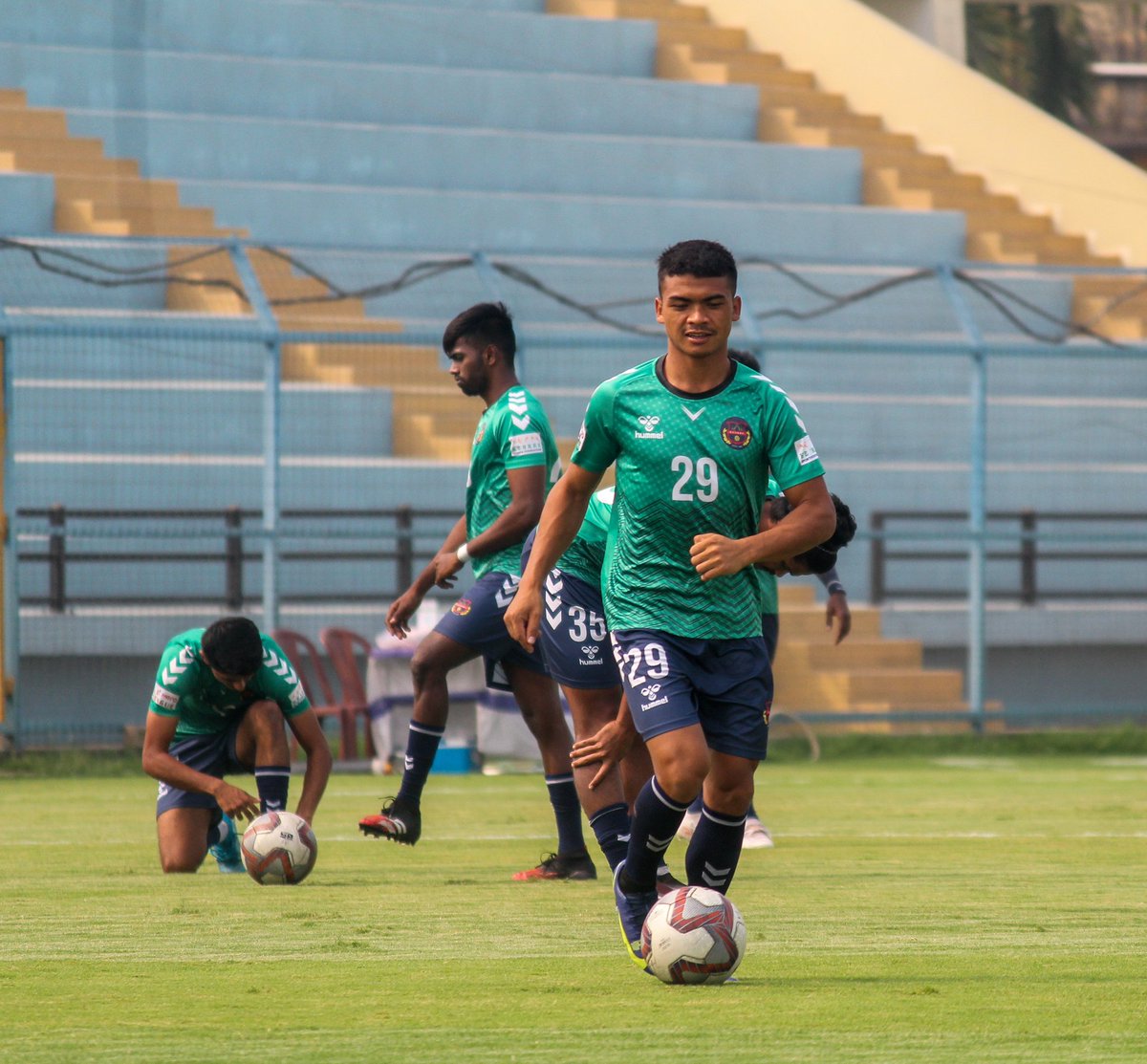 mumbaikenkrefc's tweet photo. Warm-up ✅
Kick-off 🔜

#GoKenkre #SDECKEN
#AaplaKenkre #HeroILeague https://t.co/rvODpTttCI