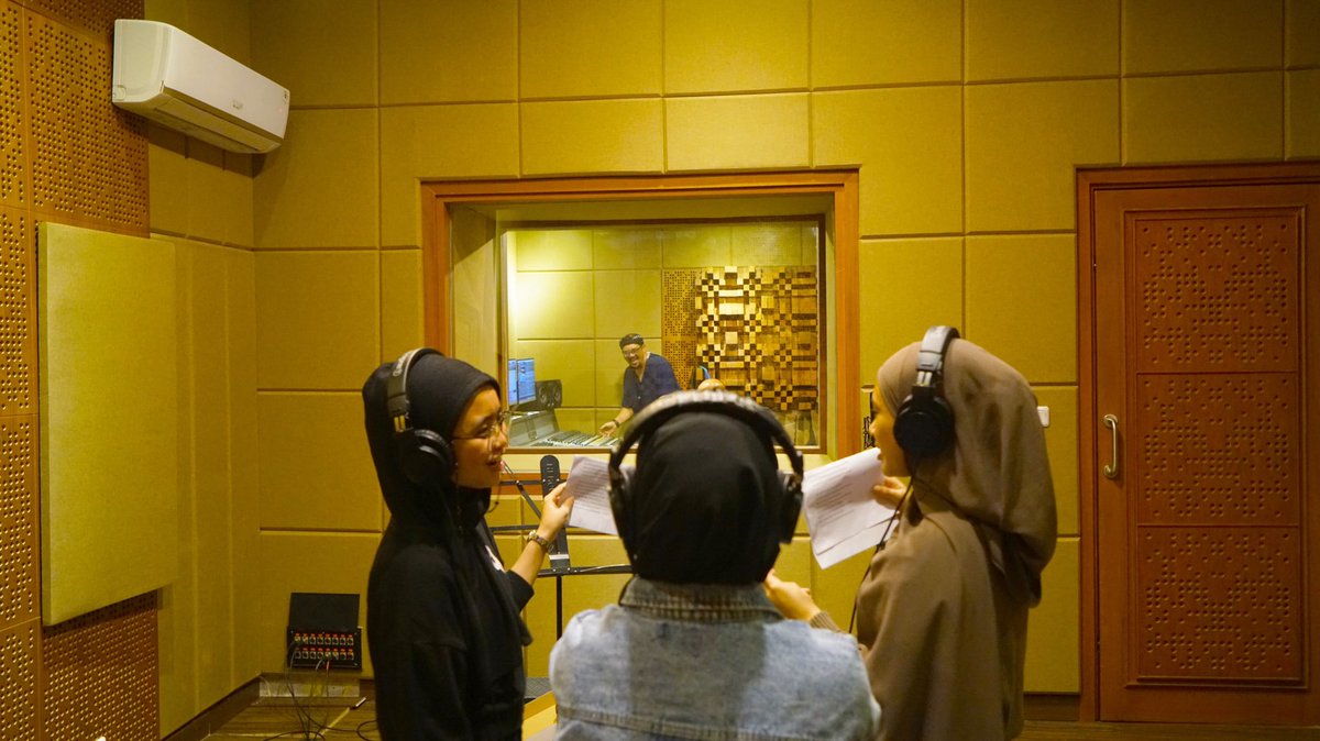 baceprotvoices's tweet photo. “[NOT] PUBLIC PROPERTY” began as scribbles in Marsya’s lyrics book, and was known as “The Girls On Fire. It is rooted in our concerns for victims of sexual violence and bodily autonomy. 

Watch its lyrics video at https://t.co/8b53ybK63m
 
#VOB
#VoiceOfBaceprot
#NOTPUBLICPROPERTY https://t.co/5v4mJYGbXY