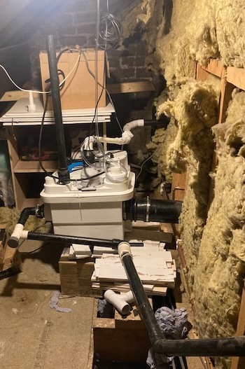 Saniflo_UK's tweet photo. An engineer visited a faulty Sanicubic 1, this was the installation... Not sitting level, 22mm instead of 50mm discharge, incoming pipes not gravity falling into it to name a few issues. The instructions were definitely not followed on this one.
#Saniflo #readtheinstructions https://t.co/5JC17dYYEg