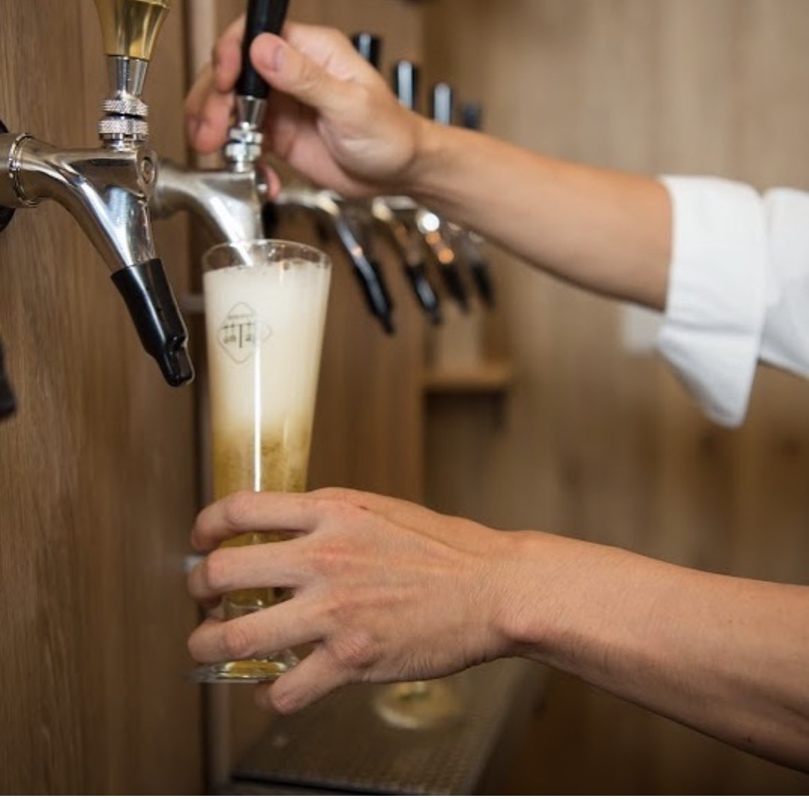 神戸にあるお店をご紹介🍻

【BeerSpace OnTap】
JR元町駅降りてすぐ！
プラザホテルの地下にあるこちのお店は、常時4〜6Tapのクラフトビールを繋いでます👍
落ち着いた雰囲気で、ゆっくりビールを堪能できるビール屋さん😉
#beerspaceontap 
#神戸ビアクラブ
#神戸ビアマップ