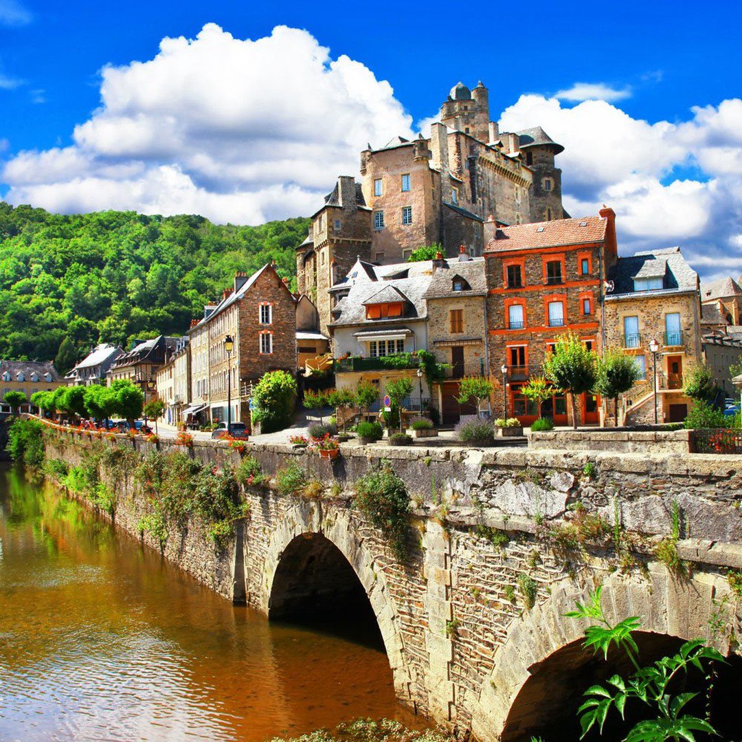 🔎 #LESAVIEZVOUS ? Le village d'Estaing est classé parmi les plus beaux villages de France et on comprend pourquoi 🤩