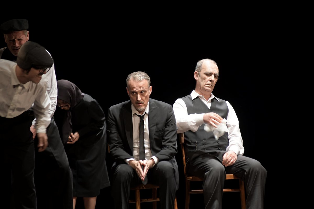 simeonelatini's tweet photo. Ieri bella prima de #LoStraniero, da A. Camus, regia di Lelio Lecis @TeatroSaline. Foto: Dietrich Steinmetz. 
#simeonelatini #teatrodellesaline #albertcamus #teatrocontemporaneo #teatroinsardegna https://t.co/dP1yC2uLYJ