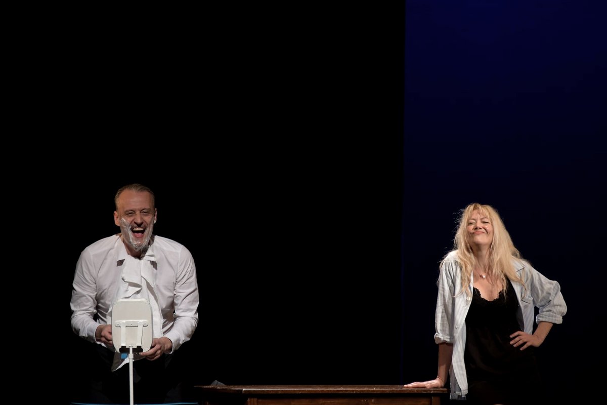 simeonelatini's tweet photo. Ieri bella prima de #LoStraniero, da A. Camus, regia di Lelio Lecis @TeatroSaline. Foto: Dietrich Steinmetz. 
#simeonelatini #teatrodellesaline #albertcamus #teatrocontemporaneo #teatroinsardegna https://t.co/dP1yC2uLYJ