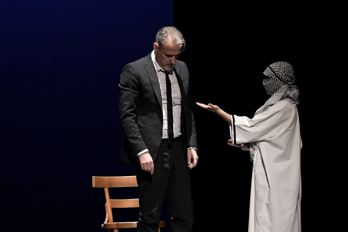 simeonelatini's tweet photo. Ieri bella prima de #LoStraniero, da A. Camus, regia di Lelio Lecis @TeatroSaline. Foto: Dietrich Steinmetz. 
#simeonelatini #teatrodellesaline #albertcamus #teatrocontemporaneo #teatroinsardegna https://t.co/dP1yC2uLYJ
