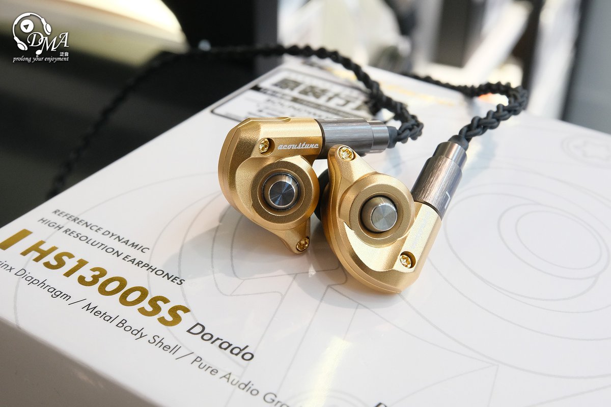 dmaaudio's tweet photo. 【#金光閃閃】
針對 HS1300SS 所用的不鏽鋼機身, Acoustune 特別改良當年 HS1551CU 的單元,集合多年技術和經驗,開發了第 3.5 代 Myrinx 單元🎶,再為單元調音,令 HS1300SS 擁有收放明快、具震撼力的低頻表現,音場廣闊開揚,同時有著清新的人聲,聽日韓流行曲特別出眾😍。
#Acoustune #HS1300SS https://t.co/DwhxjbAgn6