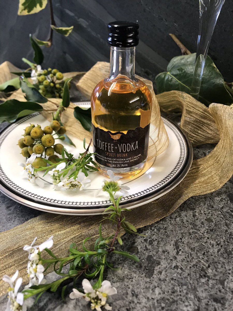 Love is in the air ❤️ are you planning your #wedding ? Our Kin miniature bottles make #amazing and #tasty #weddingfavours  Gracing the table not only looking good but tarting fantastic too! Check out our website/ wedding favours