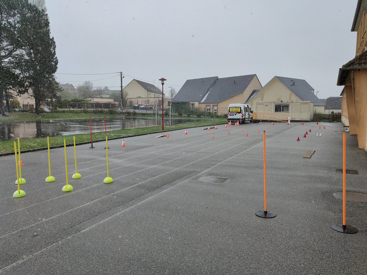 EcoleSources's tweet photo. Le mauvais temps n'a pas découragé les élèves ce CM2 qui passaient ce matin le permis vélo avec la sécurité routière. Merci à Mr Henry et à Mr Stumboff, gendarme réserviste, pour leur présence. https://t.co/jFAZoKJDWC