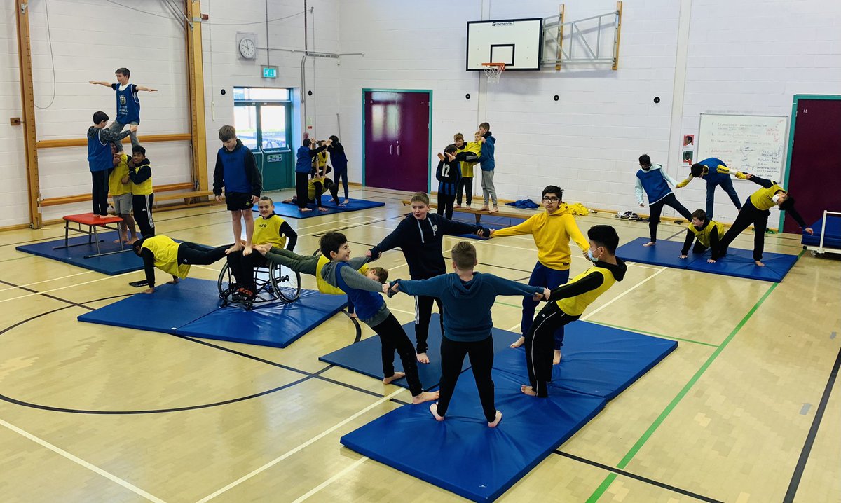 RWBAPEDept's tweet photo. Today @RWBAcademy we champion everything Ukraine 🇺🇦. Pupils aesthetic flag themed balances and a mindset objective of ‘reflection on our safety &amp; others well-being’ #PEpower @afPE_PE @RWBAHolocaust https://t.co/UZvPK9Ml7A