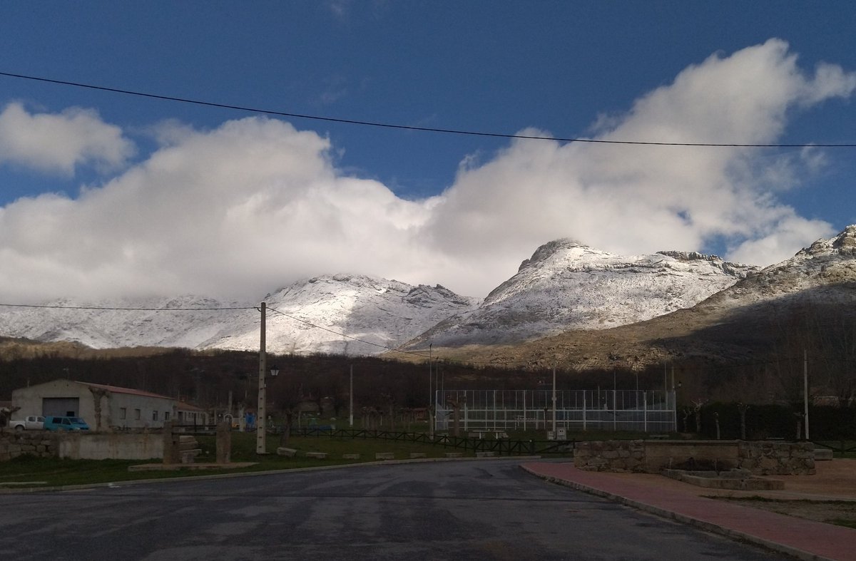 Navarredondilla's tweet photo. Hoy la "Sierra del Zapatero" está preciosa... Bueno como siempre!❤️
#Avilapreciosa https://t.co/JS86SPEIMv
