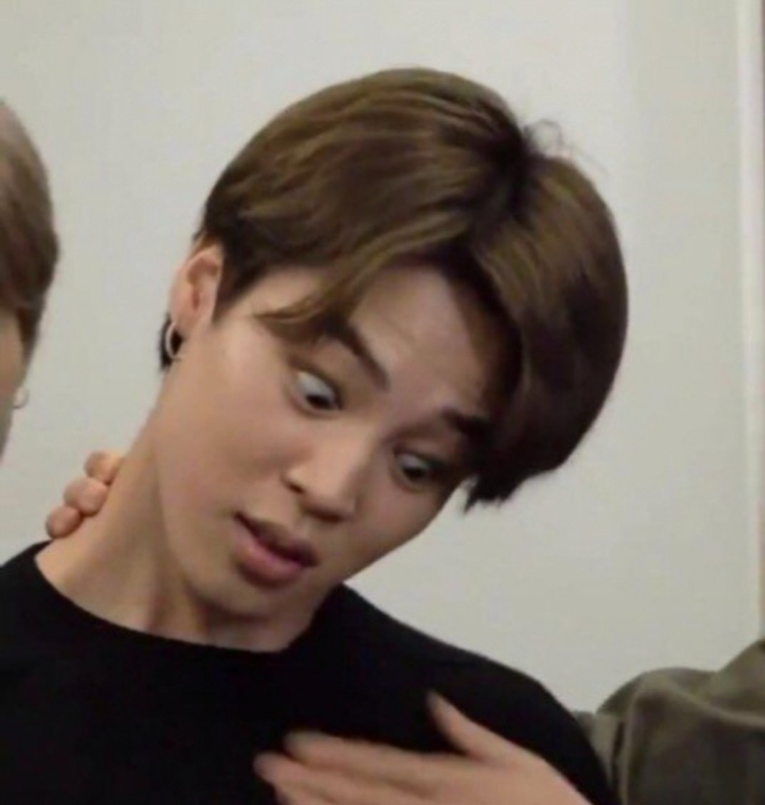 Agnesvathasa's tweet photo. @BTS_twt my expression when looking at it 😱 하하하, 너 정말 웃겨! 만우절 환영 🤭 https://t.co/wX4D0n7bfb