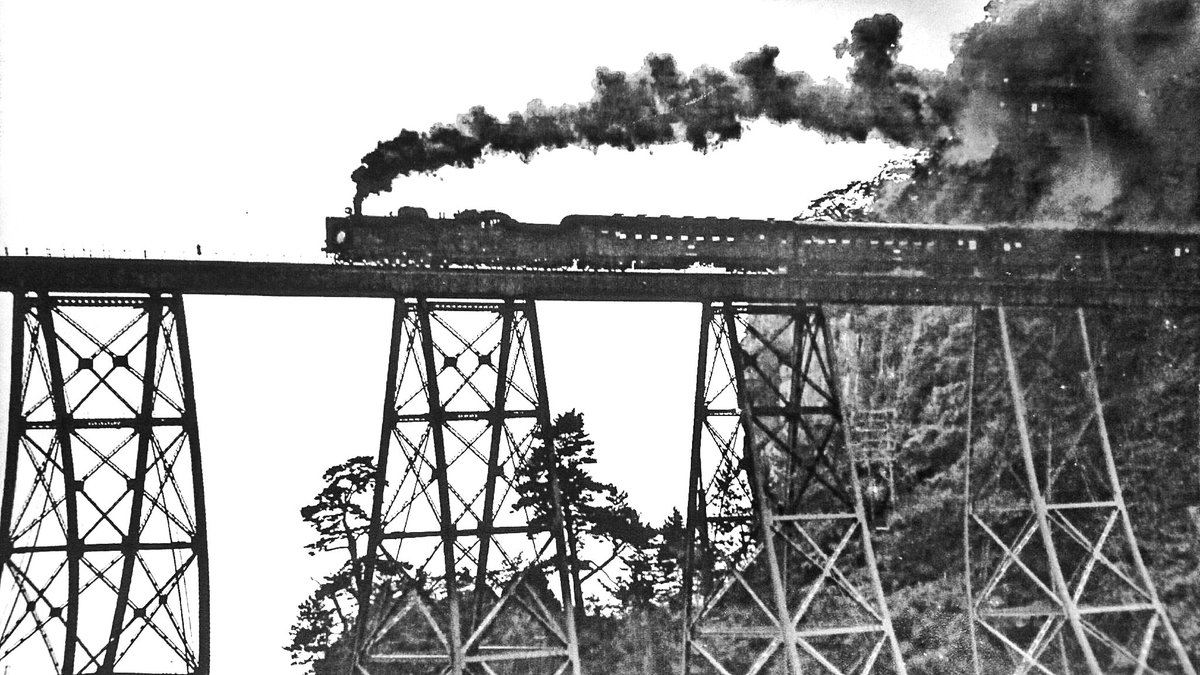 少し懐かしい写真10
餘部鉄橋を渡るさよならSL列車
1971年4月撮影撮影者不明(所蔵写真より) 