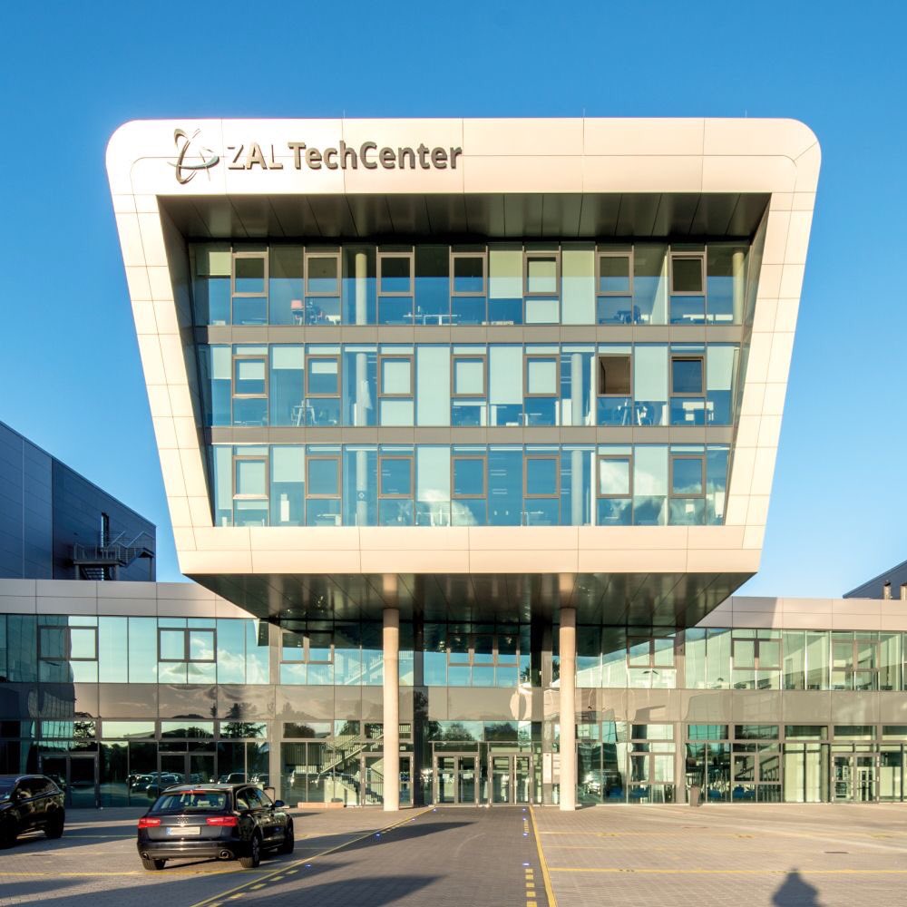 HamburgAviation's tweet photo. Lufthansa Group has opened its 2nd #CleanTechHub office, sharing the facilities of @LHTechnik at Hamburg‘s @ZALTechCenter. The announcement was made at this week‘s Future Aero Night, hosted by @bdlipresse &amp; @aero_lab. https://t.co/SNYx2t4uzp