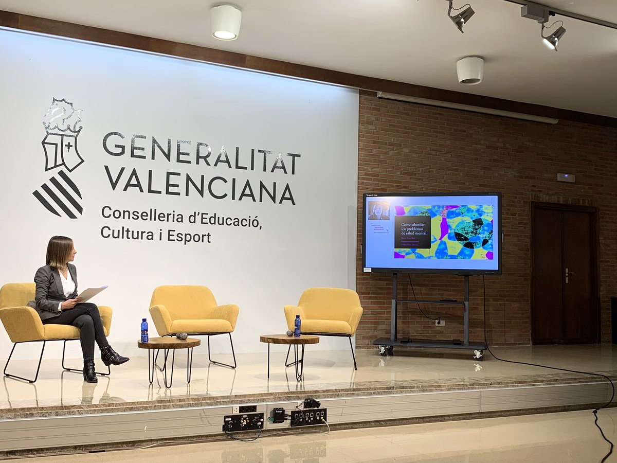 RaquelAnGi's tweet photo. Maria Terrés ens parla de l’abordatge dels problemes de salut mental. Importantíssim!! https://t.co/FBIYlKykWg