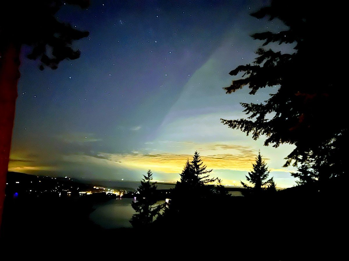 Basil_QH's tweet photo. Well, the Northern Lights are starting to appear over Vancouver! https://t.co/0Qy0JBR3JQ