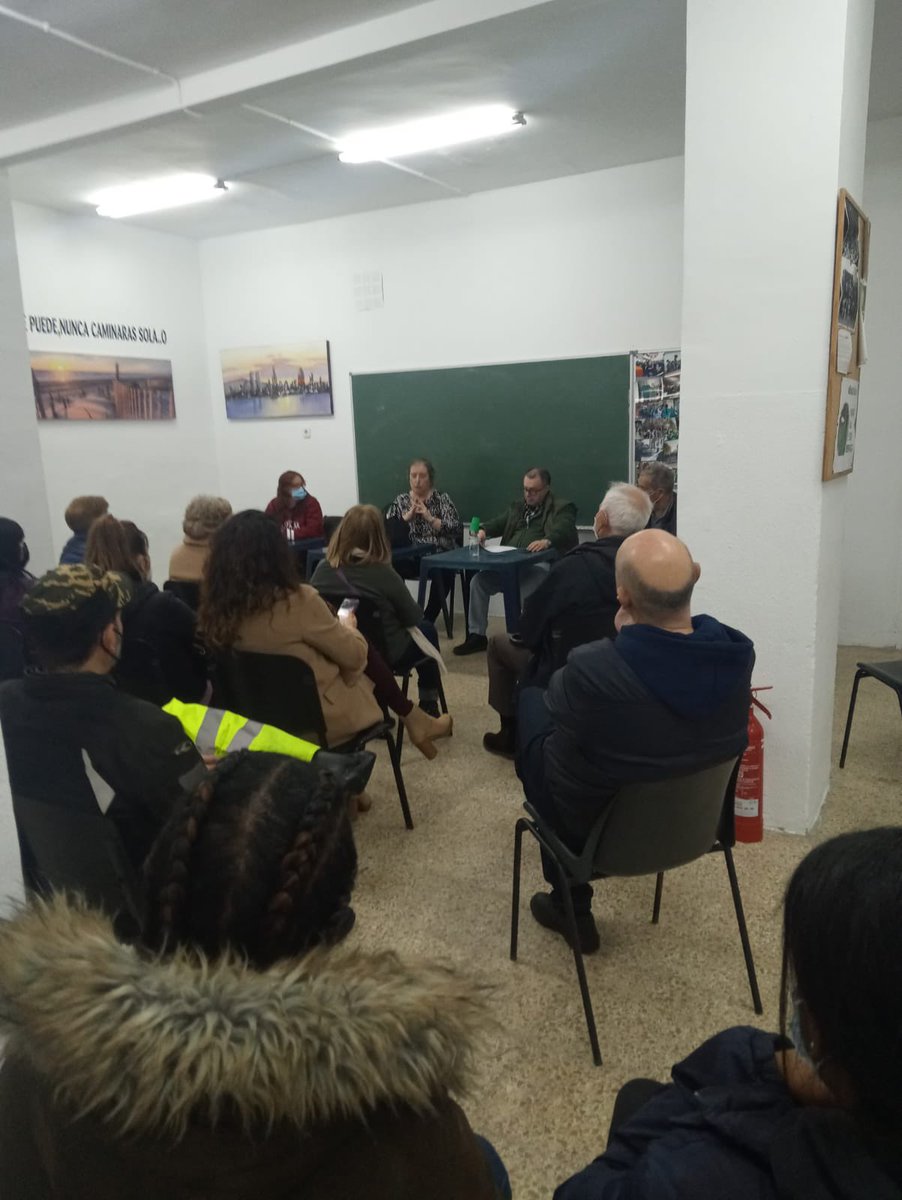PAH_BDN's tweet photo. Ayer, a pesar del frío y la lluvia nos pudimos reunir con la abogada @CanovasCelia quien nos explicó qué hacer ante desahucio después de la Dación en Pago y finalización del alquiler. #Badalona https://t.co/xOJ2UpT4gL