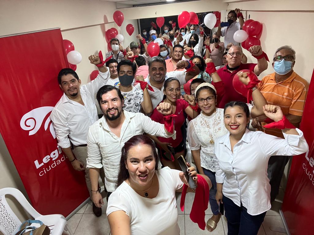 veronicabad's tweet photo. ¡Llegó el momento!

#LegiónCiudadana, se organiza y levanta su voz para convertirse en ese amplificador del sentir mayoritario de las causas sociales desatendidas y minimizadas por los partidos tradicionales.

 #SomosLegión #Manabí https://t.co/RTzcpq1EFM