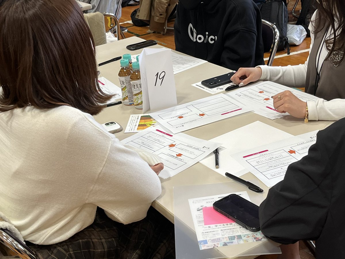 startup_22's tweet photo. 不思議なことに、みんなそれぞれ価値観は違うもの。
次のステップは、チームの価値観をまとめていきます❣️その時に特に重要なのが、みんなが原落ちしているかどうか。多数決で決めたり、妥協することなく、みんなが納得して大切にできるバリューを決められるとベストです。
#startup_shinsotsu22 https://t.co/HHPq4T68ar